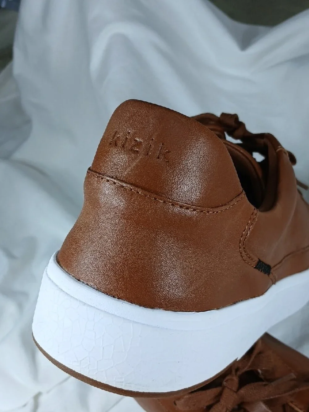 Kizik Classic Brown Low-Top Men's Sneakers with White Sole